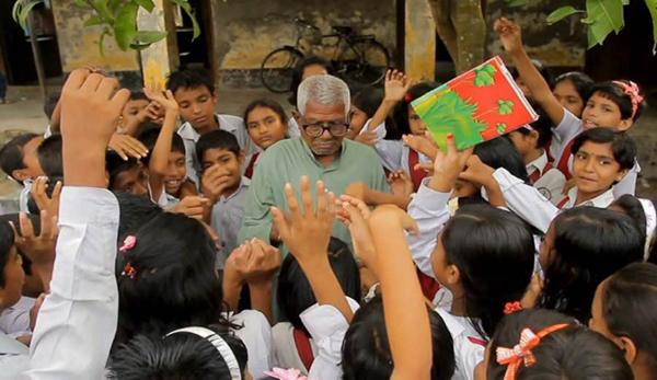 Aalor-Ferrywala-Polan-Sarkar-the-Walking-Library-of-Bangladesh.jpg
