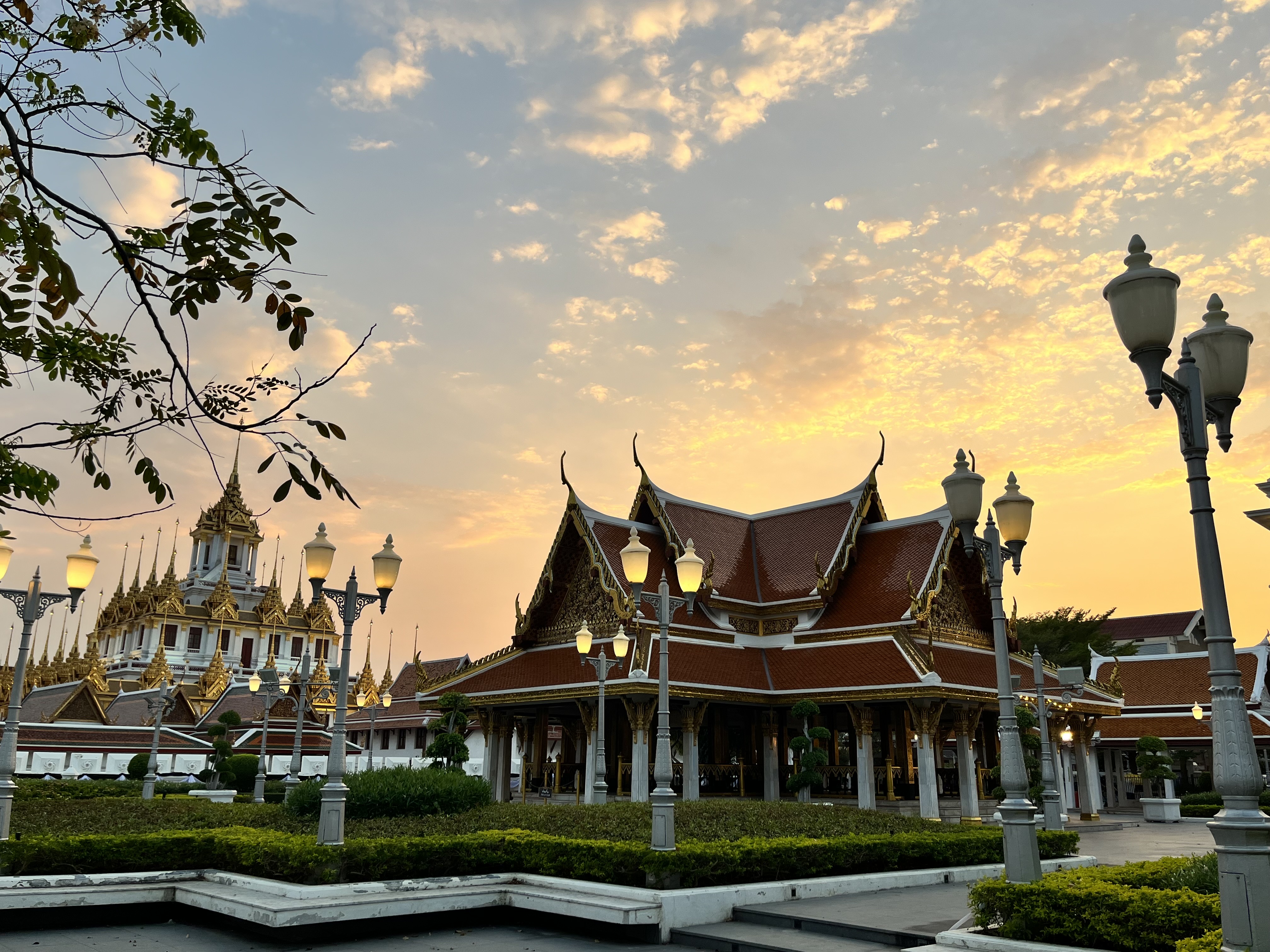 จาก-สี่แยกสายน้ำสู่บูเลอวาร์ดและประตูเมืองบานใหม่.jpg