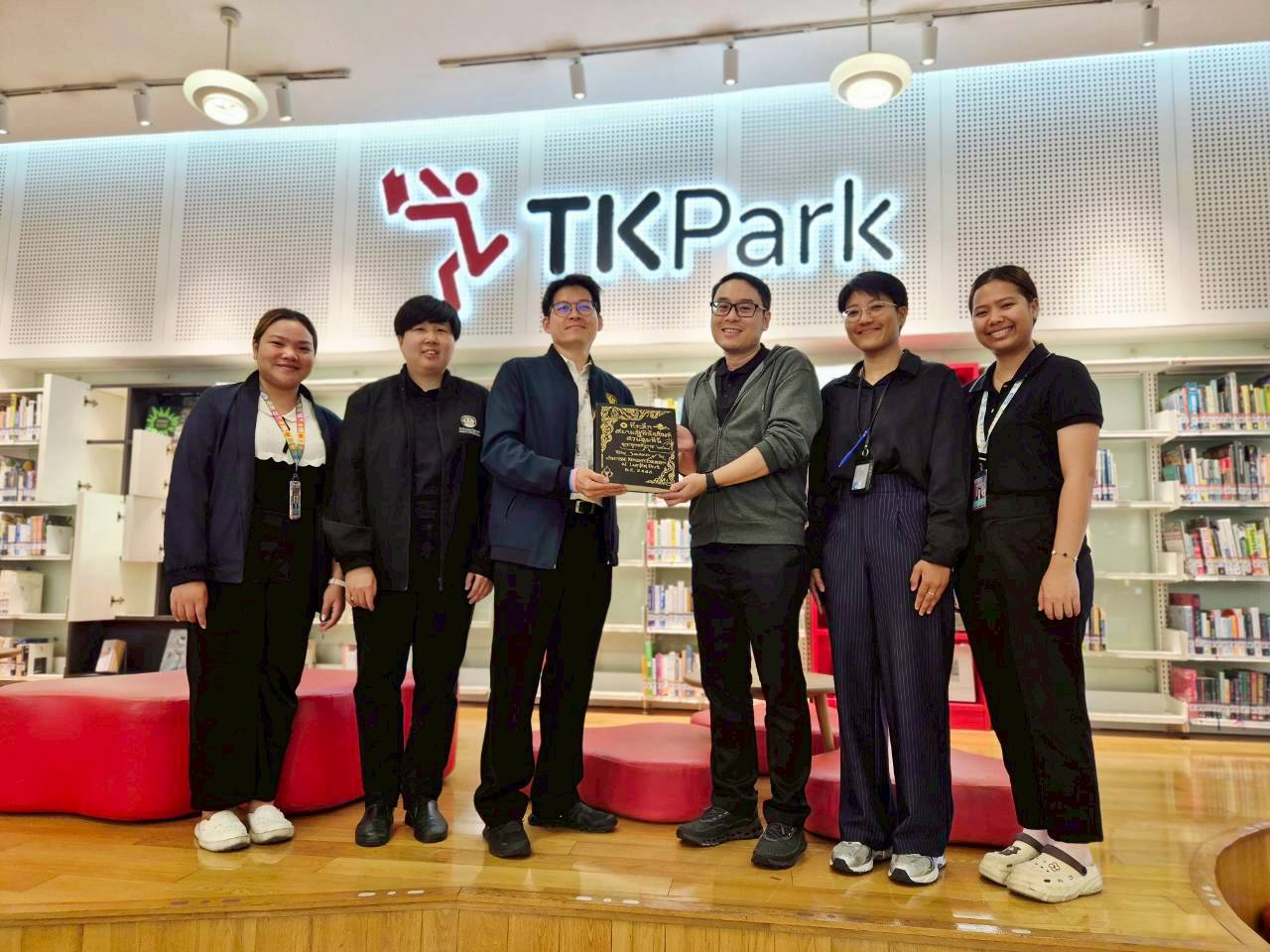 LINE_ALBUM_สปน.-มอบหนังสือ-TK_260625_6.jpg