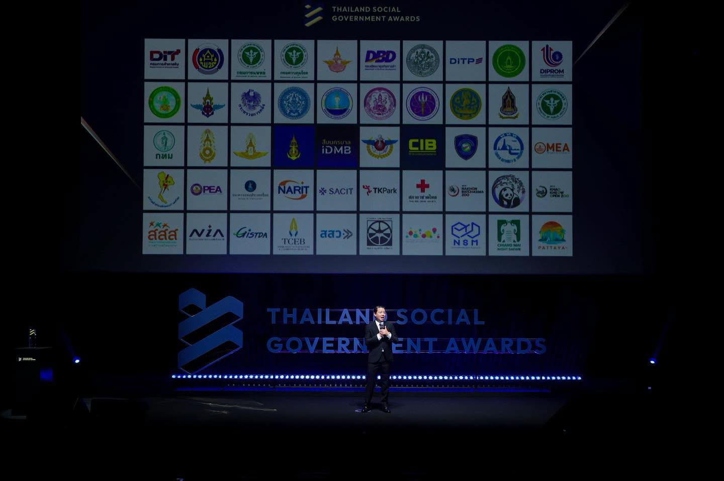 รูปพี่เอ๋รับรางวัล-3.jpg