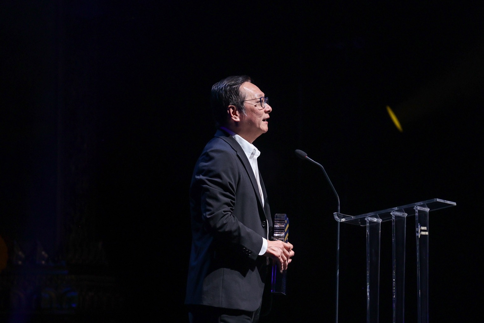 รูปพี่เอ๋รับรางวัล-2.jpg