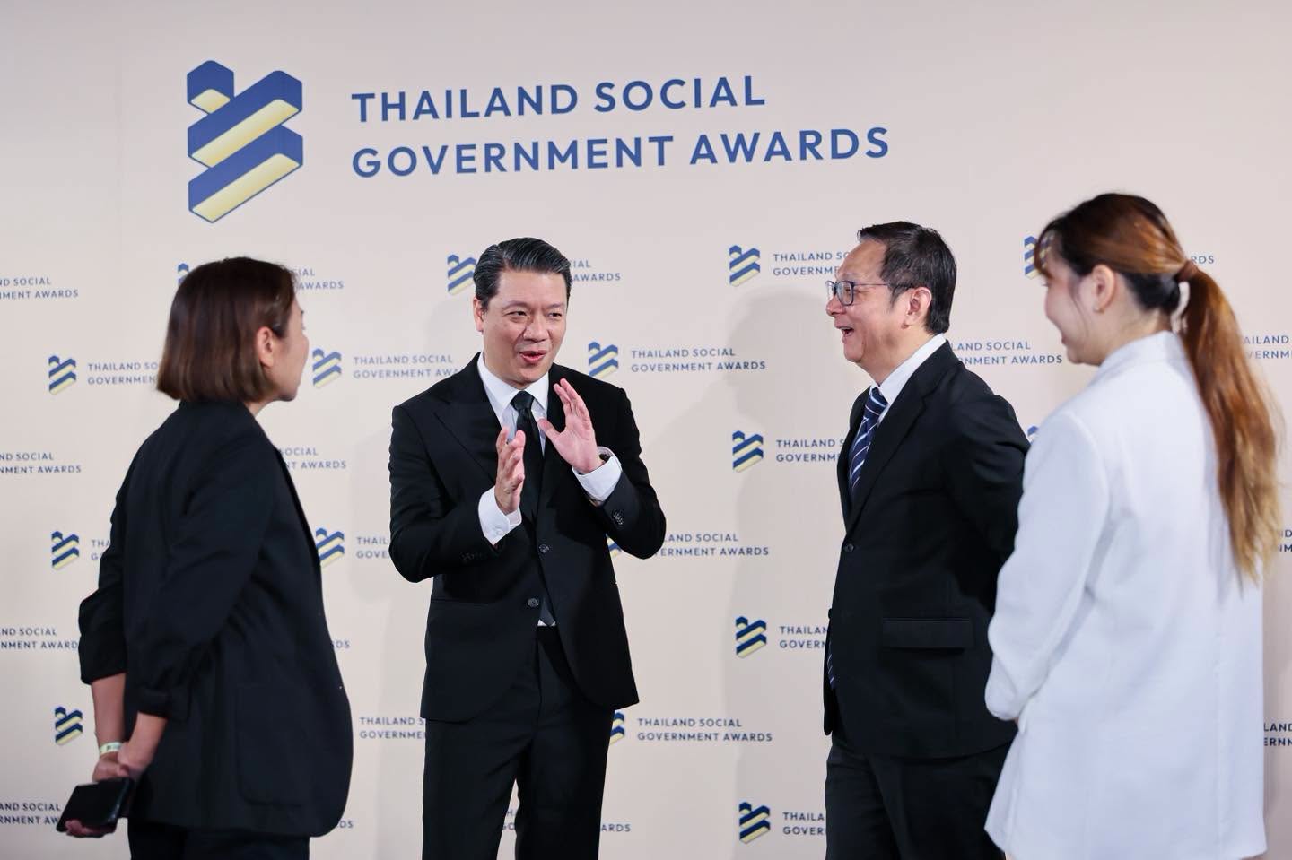 รูปพี่เอ๋รับรางวัล-4.jpg